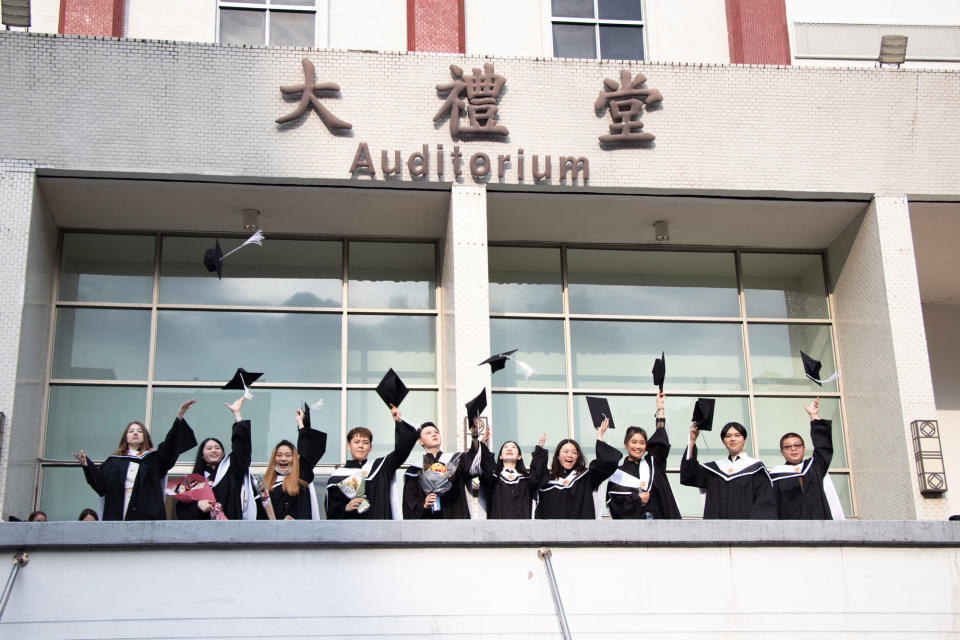 世新大學畢業生開心慶祝邁向人生新階段 (世新提供)