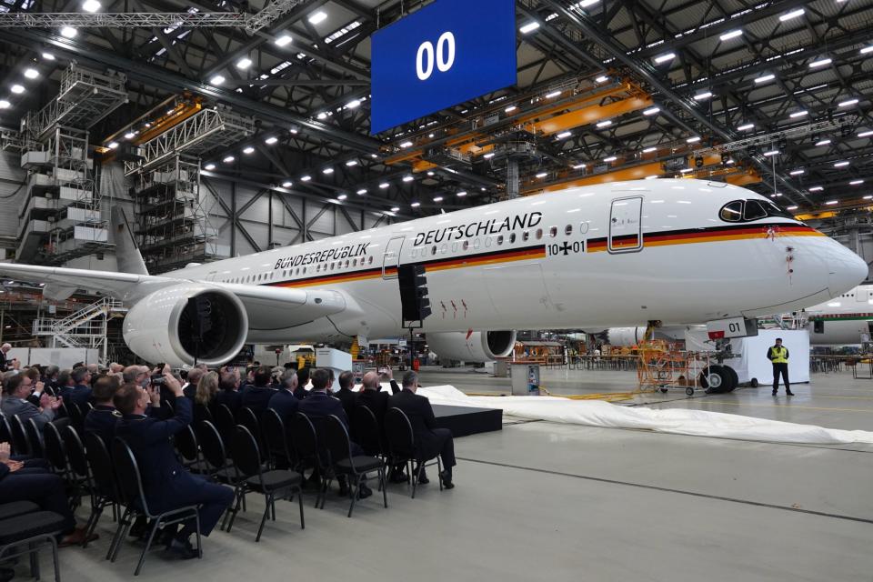 Der Airbus A350 "Konrad Adenauer" wird in Hamburg von der Lufthansa Technik an die Bundeswehr übergeben. Das Flugzeug soll die Flugbereitschaft des Bundesverteidigungsministeriums für den politisch-parlamentarischen Flugbetrieb auf der Langstrecke verstärken.  - Copyright: picture alliance/dpa | Kilian Genius