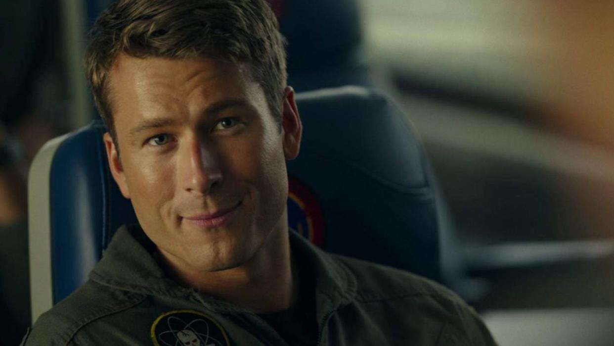  Glen Powell and Tom Cruise in Top Gun: Maverick. 