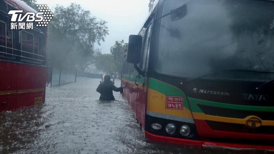 大雨造成孟買道路嚴重積水，許多公車困在水中無法發動(圖／達志影像美聯社)