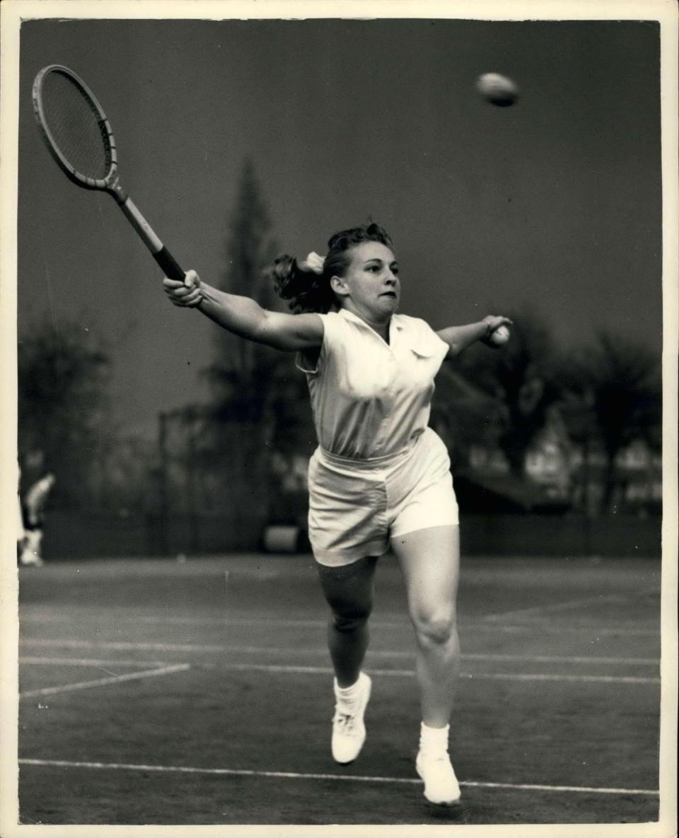 Darlene Hard in 1956 at a Wimbledon warm-up tournament in Sutton, Surrey - Keystone Press/Alamy
