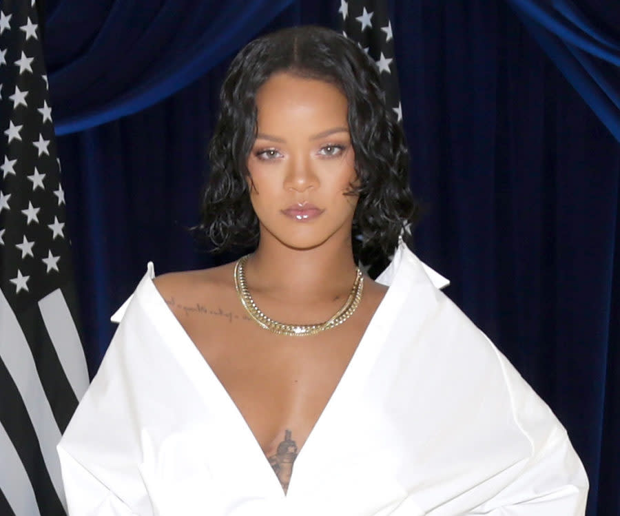 Twitter is freaking out over pictures of Rihanna kissing a guy in Spain
