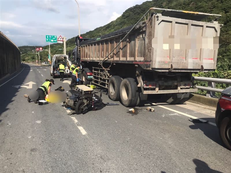 林口機車騎士撞上砂石車身亡。(圖／翻攝畫面)