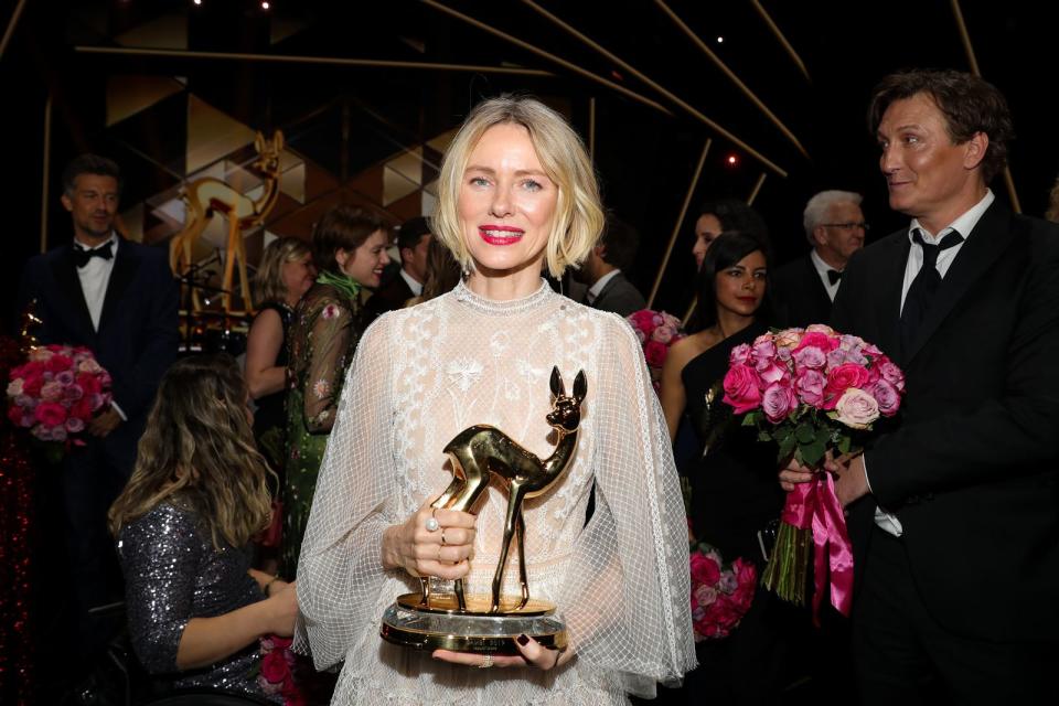 Ein Lächeln für die Fotografen: So präsentierte sich Naomi Watts bei der Bambi-Verleihung 2019. Kurz zuvor hatte die Schauspielerin ihren 51. Geburtstag gefeiert. (Bild: Andreas Rentz/Getty Images)