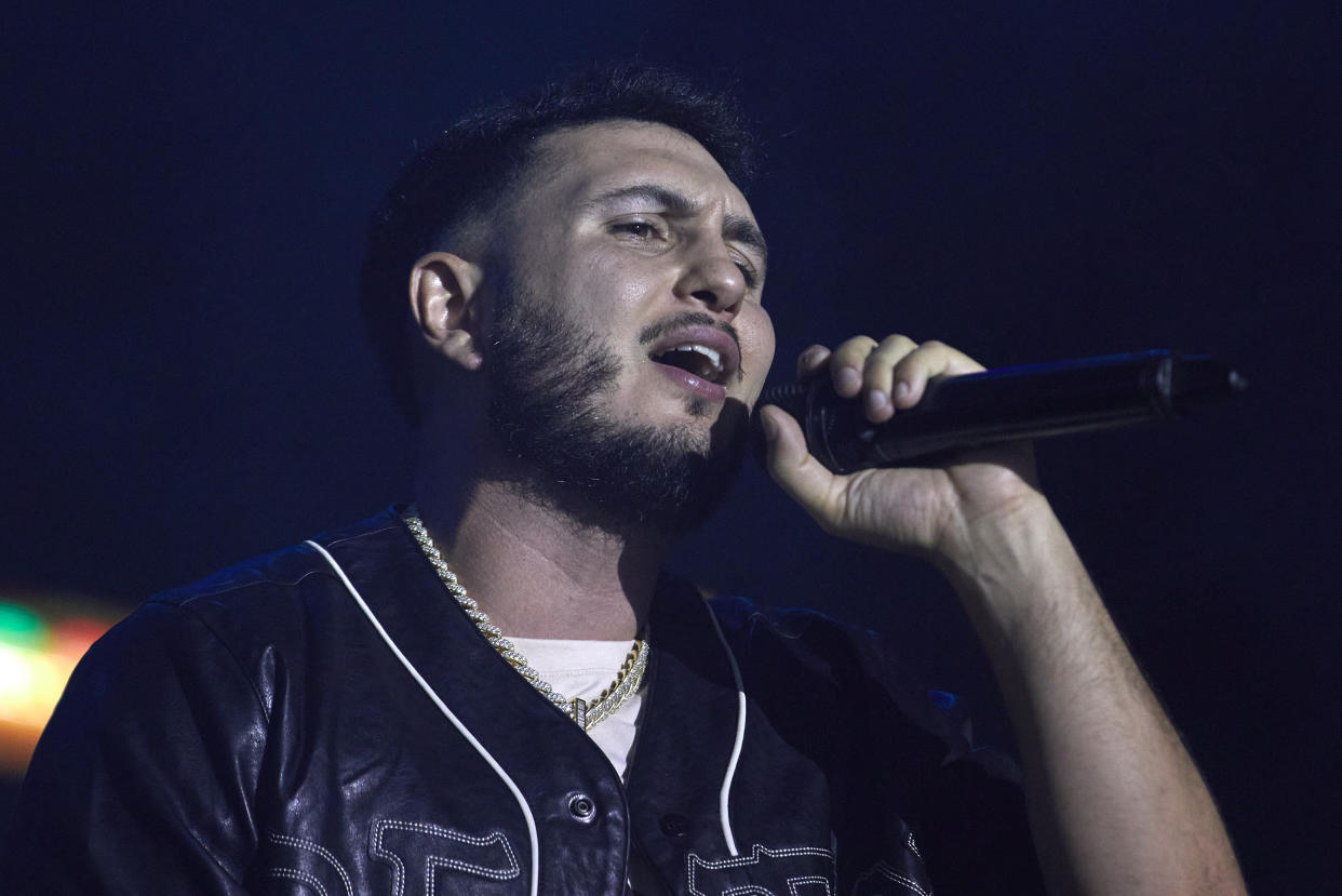 BURRIANA, ESPAÑA - 7 DE AGOSTO: El cantante Omar Montes se presenta en el escenario en Arenal Sound el 7 de agosto de 2022 en Burriana, España. (Foto de Fernando Ruiz/fotopress/Getty Images)