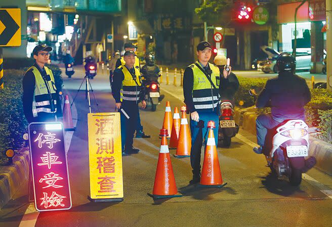 立法院2日三讀通過《公務人員陞遷法》部分條文修正案，增訂最近1年內因酒後駕車、對他人為性騷擾或跟蹤騷擾，致曾被記過1次以上處分者，不得陞任。圖為員警在市區實施酒測臨檢勤務。（本報資料照片）（禁止酒駕，飲酒過量，有害健康）