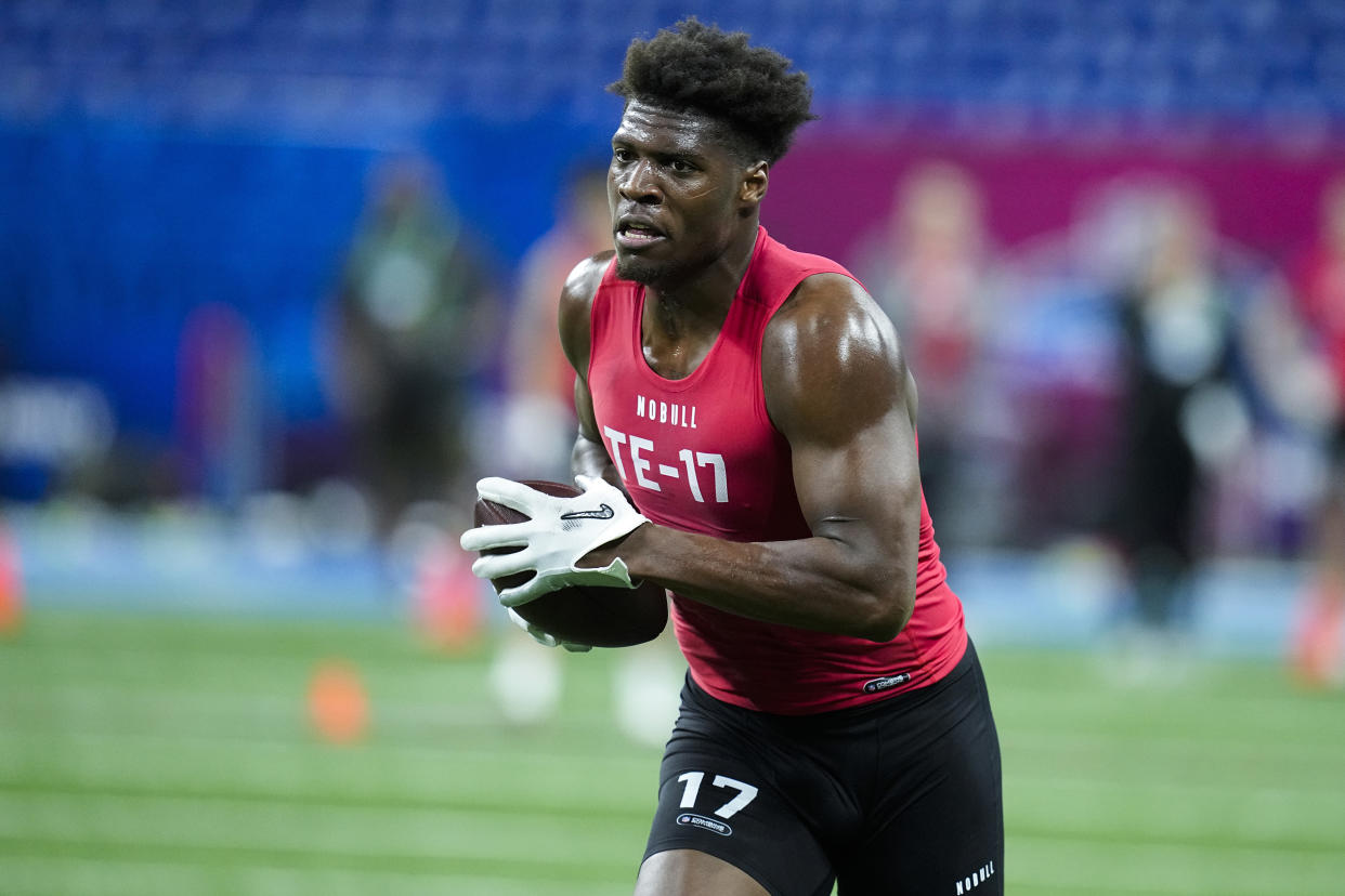 Georgia tight end Darnell Washington was seen as a potential first-round prospect by some, but he had to wait until the third round to be drafted by the Steelers. (AP Photo/Darron Cummings)