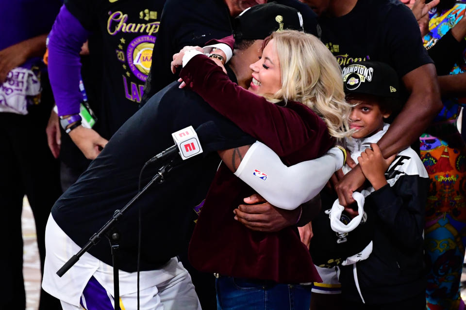 LeBron James et la propriétaire Jeanie Buss des Los Angeles Lakers s'embrassent après avoir remporté la finale du championnat NBA 2020 contre le Miami Heat lors du sixième match de la finale NBA 2020 à AdventHealth Arena au ESPN Wide World Of Sports Complex le 11 octobre 2020 à Lake Buena Vista, Floride.