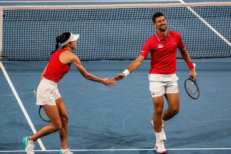 Olga Danilovic y Novak Djokovic, representando a Serbia en la United Cup; el Fondo de Inversión de Arabia hizo una impactante oferta para fusionar el tenis masculino y femenino