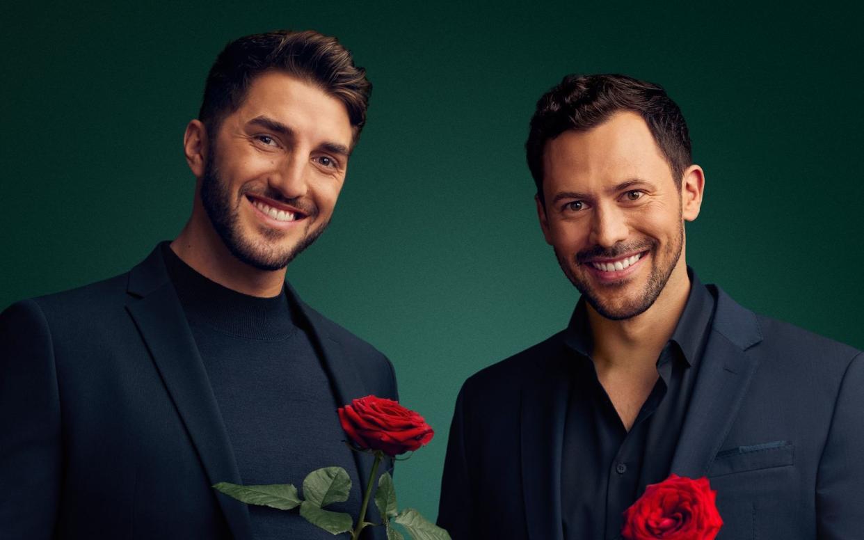 "Die Bachelors" Dennis Gries (30, links) und Sebastian Klaus (35) konnten zuletzt nur noch wenige RTL-Zuschauerinnen und -Zuschauer überzeugen. (Bild: RTL / Benno Kraehahn)