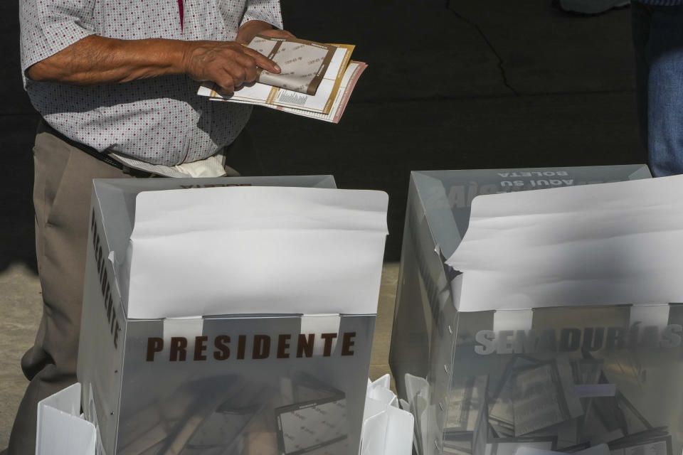 Un votante se acerca a las urnas durante las elecciones generales en la Ciudad de México, el domingo 2 de junio de 2024. (AP foto/Fernando Llano)