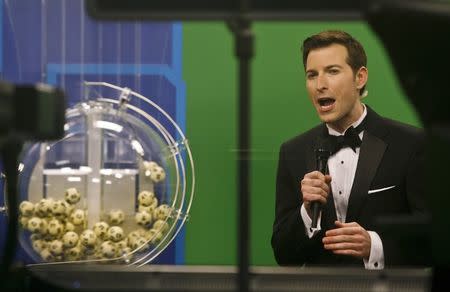 Host Sam Arlen speaks as the winning Powerball numbers are about to be drawn at the Florida Lottery studio in Tallahassee, Florida January 9, 2016. REUTERS/Philip Sears