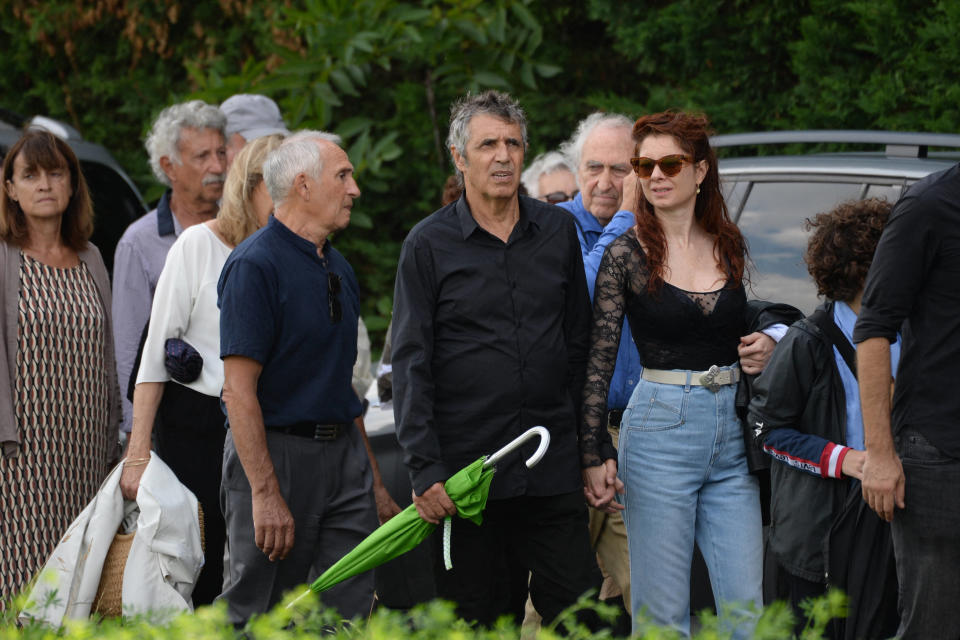 Obsèques de Gérard Leclerc : Julien Clerc, Nicolas Canteloup, Alain Chamfort...réunis pour un dernier hommage  (Photo de Julien Clerc au milieux et sa femme Helene Gremillon  dans le cortège accompagnant la dépouille de son demi-frère Gérard Leclerc le 24 août ) 