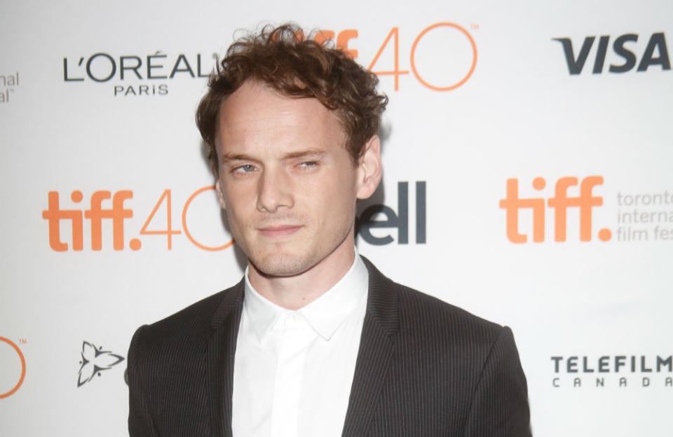 La star de 'Huff', Anton Yelchin, est décédé à l'âge de 27 ans le 18 juin 2016 à Los Angeles, en Californie. Après avoir manqué une répétition avec son groupe punk The Hammerheads, son corps a été retrouvé par un groupe d'amis. Il était coincé entre sa voiture et un pilier de portail en briques, devant sa maison de Studio City. On a conclu à une asphyxie par traumatisme contondant, causée après qu'il soit sorti de sa voiture, qu'il n'avait apparemment pas mise en stationnement. La voiture a alors fait un tonneau, causant sa mort.