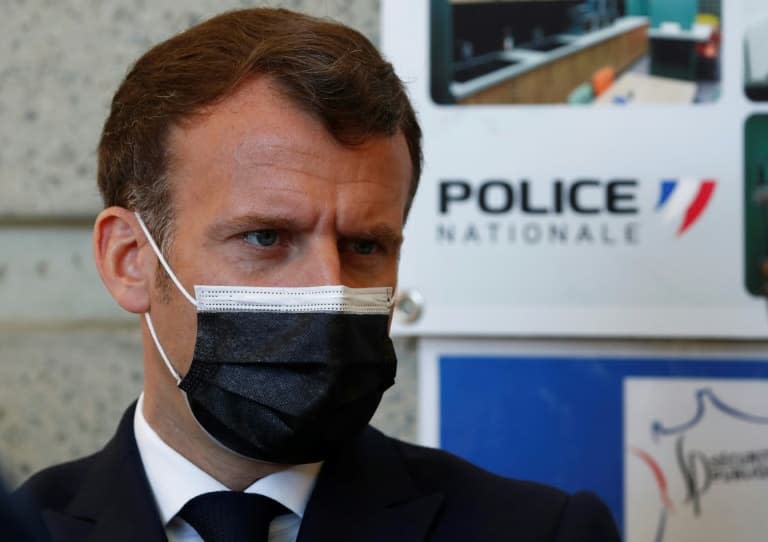 Emmanuel Macron lors d'une visite à l'hôtel de police de Montpellier le 19 avril 2021 - Guillaume HORCAJUELO © 2019 AFP