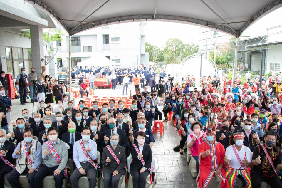 花東平自強新村永久屋今年３月落成，台中市長盧市長及前市長林佳龍都有出席捐贈落成典禮。台中市政府提供