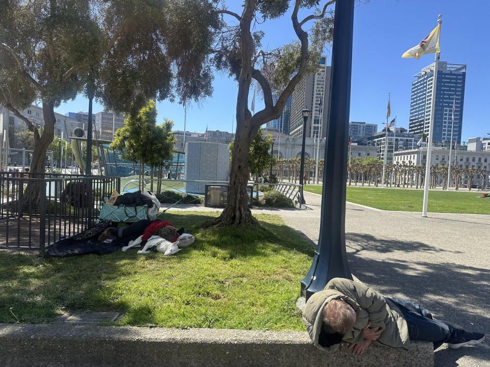 舊金山市中心躺在街邊的無家者。（記者李怡╱攝影）