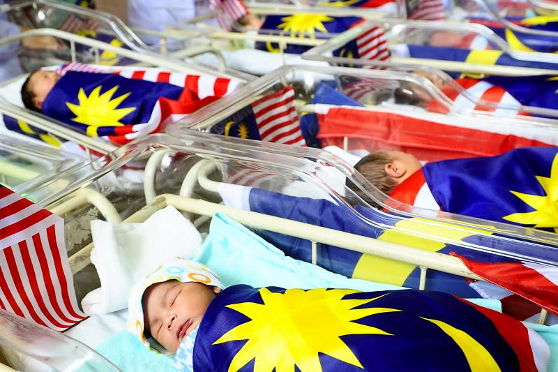 Based on the Abridged Life Tables for Malaysia for 2018-2020 released today, Malaysia’s chief statistician Datuk Seri Mohd Uzir Mahidin noted said a newborn baby this year is expected to live until the age of 74.9 years, almost five months longer than 2014. — Bernama pic