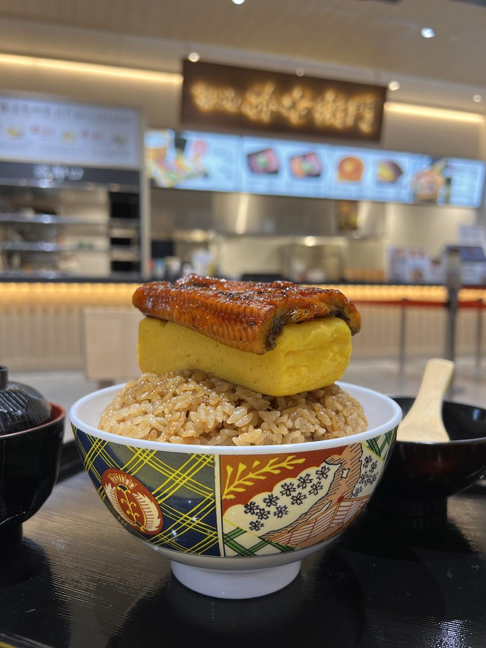 超長鰻魚配特厚玉子的「鰻魚玉丼」