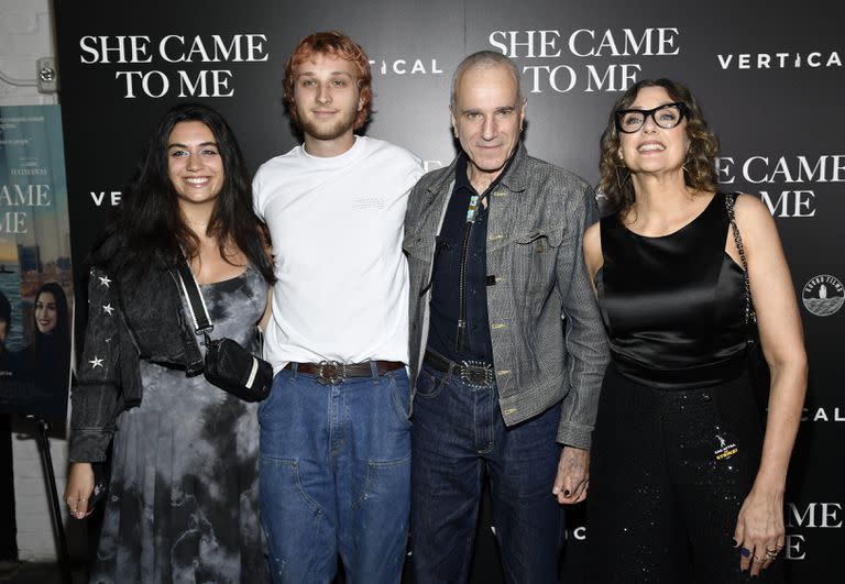 Lena Christakis, Ronan Day-Lewis, Daniel Day-Lewis y Rebecca Miller en el estreno de She Came To Me