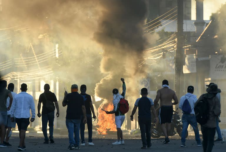 Choques entre manifestantes y policías en Santa Cruz