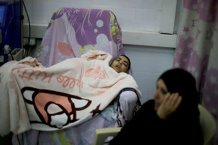 A Palestinian patient sleeps as he undergoes kidney dialysis at Shifa hospital in Gaza City April 24, 2017. REUTERS/Mohammed Salem