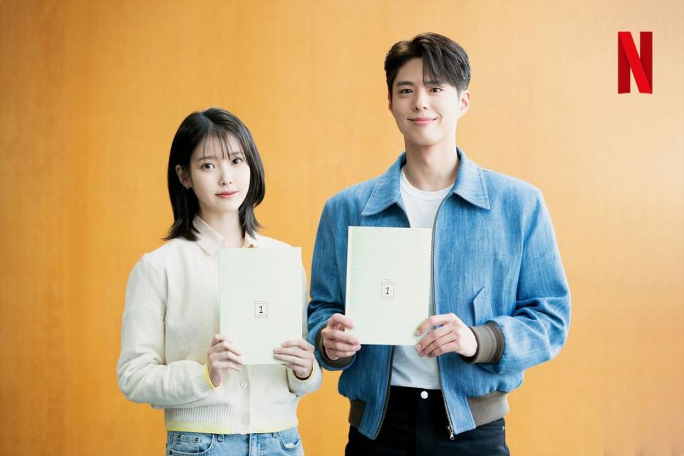 Netflix《您辛苦了》IU、朴寶劍宣傳照