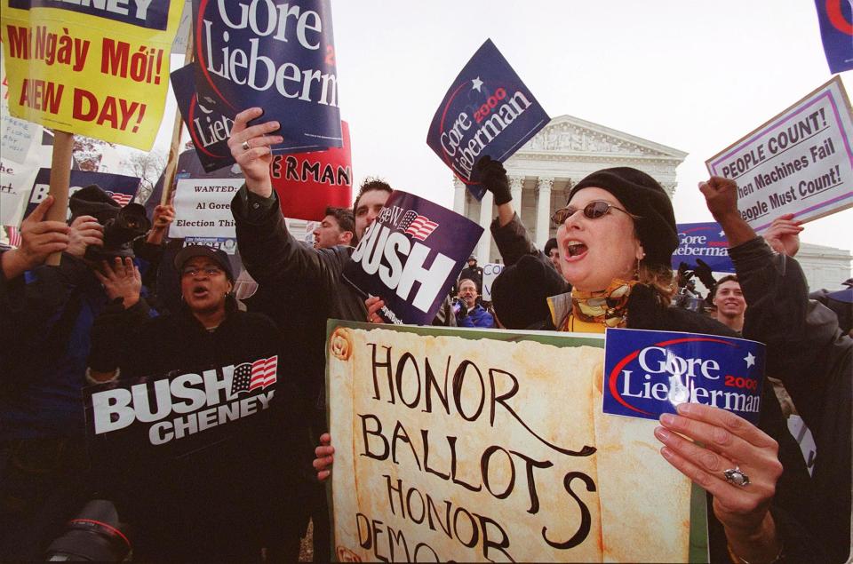 Demonstrators gathers in front of the Supreme Court in Washington, D.C., in 2000. (Photo: Manny Ceneta/AFP via Getty Images)