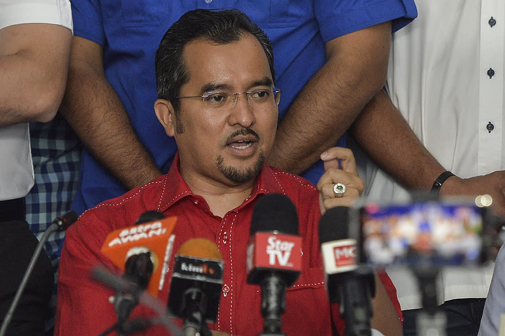 Datuk Asyraf Wajdi Dusuki claimed he was receiving reports of poaching attempts by Bersatu. — Picture by Miera Zulyana