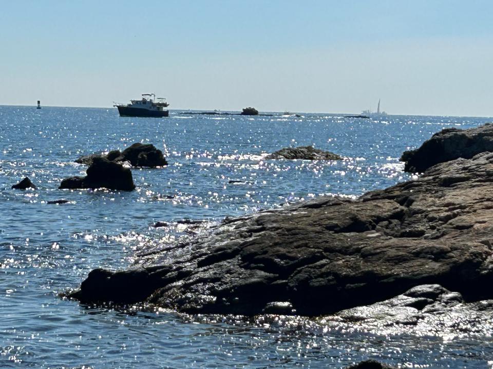 Les bateaux remontant le passage ouest depuis la baie de Narragansett doivent naviguer dans des eaux dangereuses et passer Whale Rock.