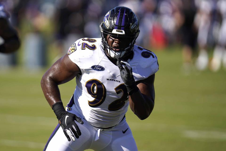 Justin Madubuike, Defensive Tackle der Baltimore Ravens, trainiert während eines Trainings im NFL-Football-Camp am Dienstag, 18. August 2020, in Owings Mills, Maryland (AP Photo/Julio Cortez)