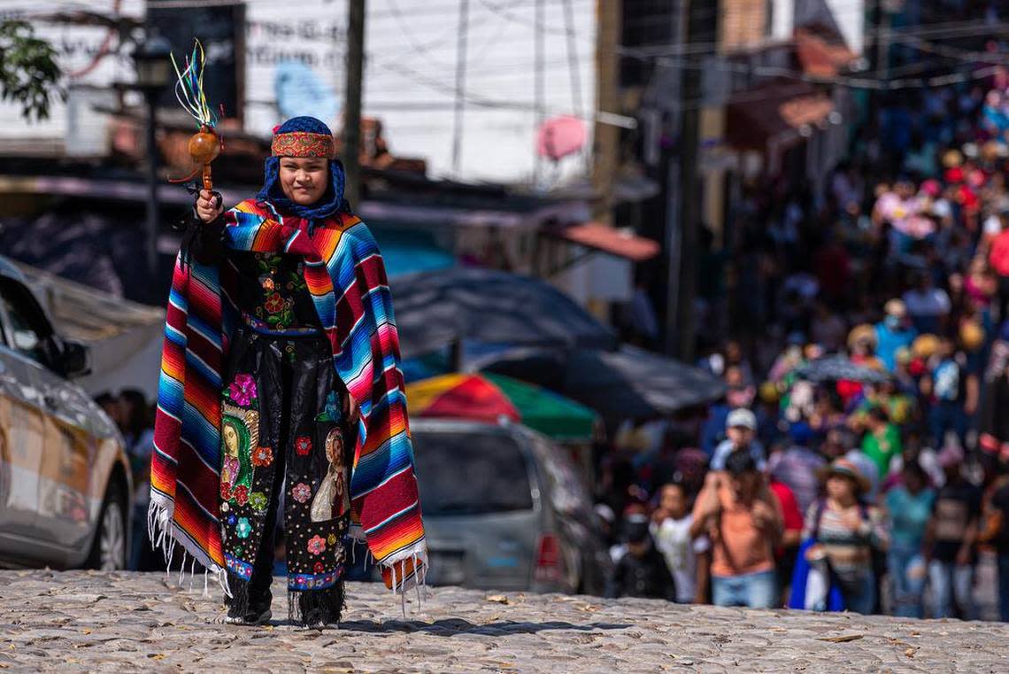 Jóvenes danzantes parachicos desfilan durante los festejos del Santo Niño de Atocha por las calles del municipio Chiapa de Corzo, Chiapas.