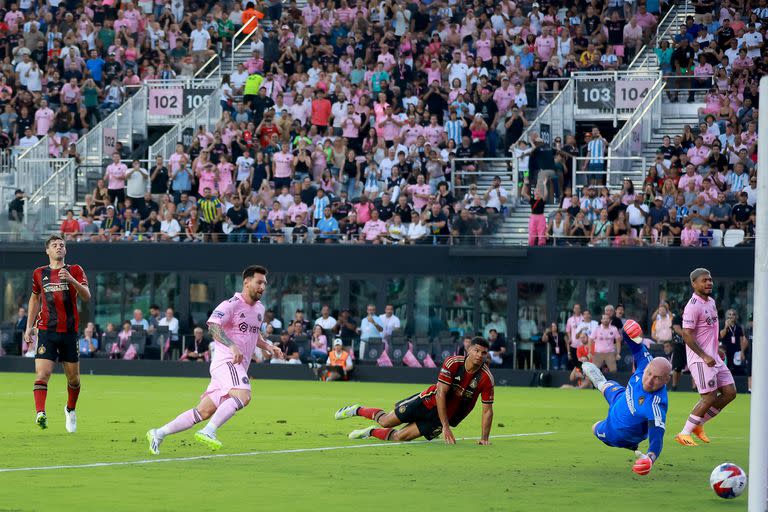 Messi ya definió de derecha y marca su segundo gol, más allá de la estirada del arquero Guzan