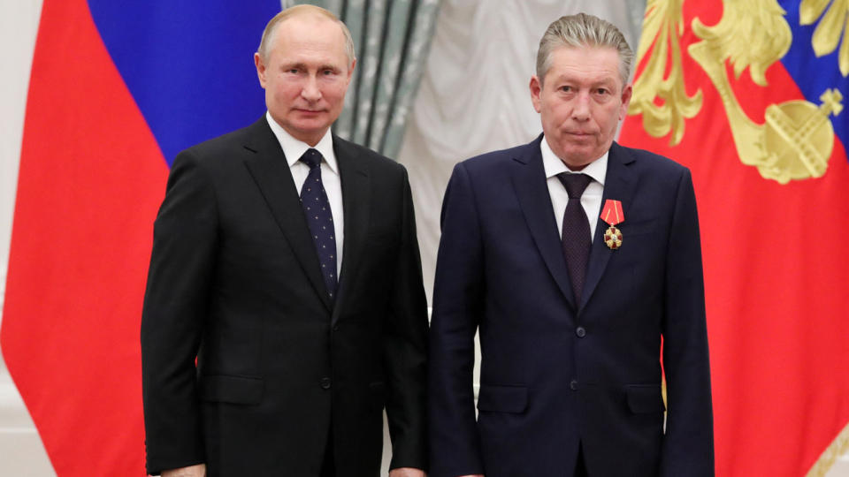 Russian President Vladimir Putin and Ravil Maganov stand next to each other.