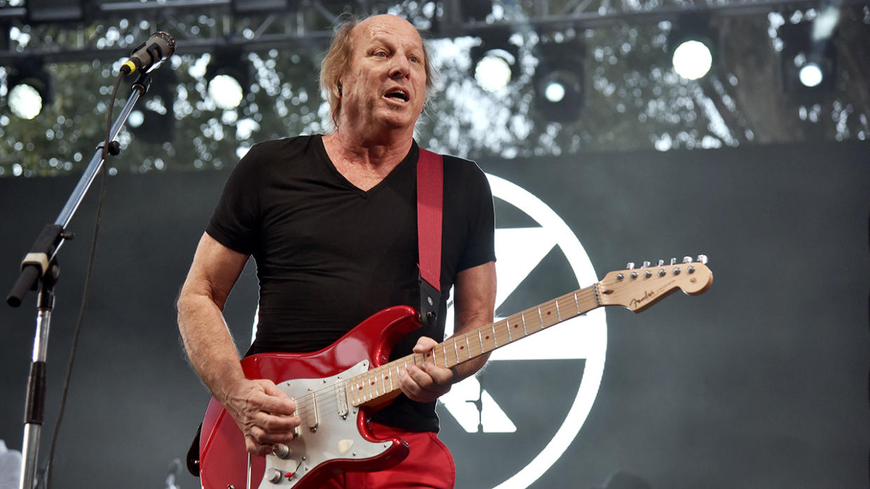  Adrian Belew. 