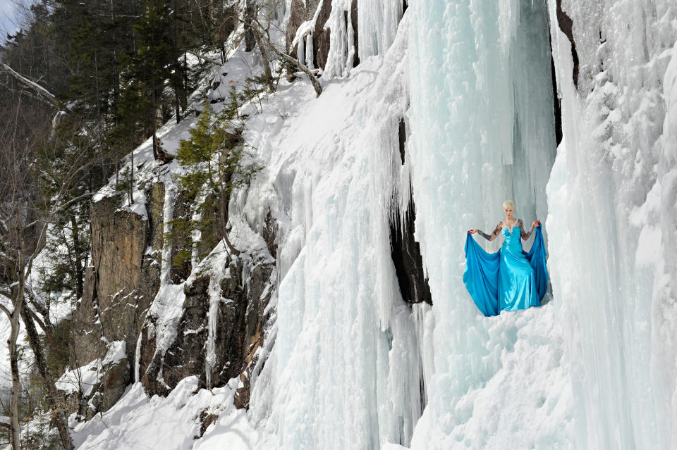 Blaues Kleid, blondes Haar: Model Sarah Maillet sieht aus wie Elsa aus „Die Eiskönigin“. (Bild: Caters News)