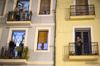 Residentes de una calle de Barcelona asisten desde sus balcones a un concierto de gaita improvisado de uno de sus vecinos. (Foto: David Ramos / Getty Images).