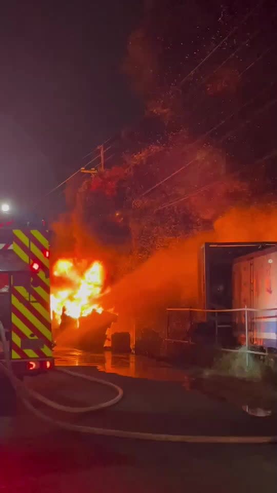 快新聞／台南新市工廠大火「烈焰竄天」！　警消馳援拉水線灌救