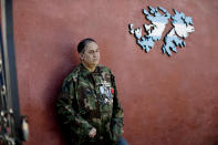 El veterano de guerra argentino Jorge Altieri posa para una fotografía en el exterior del Museo de la Guerra de las Malvinas, junto a un mapa de las islas pintado con los colores de la bandera argentina, en Lanús, Buenos Aires, Argentina, el 6 de marzo de 2019. Altieri perdió un ojo en una explosión durante la batalla por el Monte Longdon el 12 de junio de 1982. (AP Foto/Natacha Pisarenko)