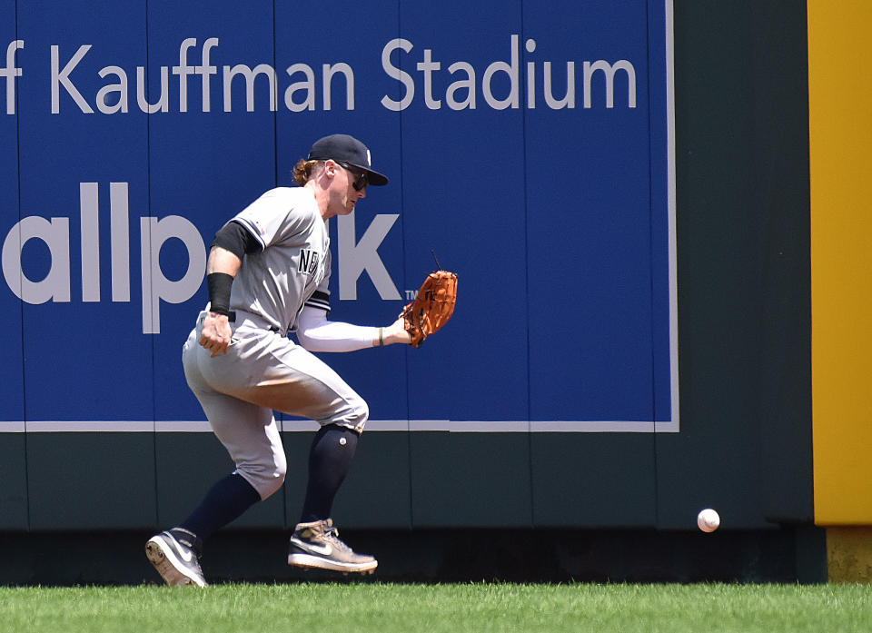 KANSAS CITY, MO - MAY 26: New York Yankees right fielder Clint Frazier (77) drops a fly ball during a MLB game between the New York Yankees and the Kansas City Royals, on May 26, 2019, at Kauffman Stadium, Kansas City, Mo. (Photo by Keith Gillett/Icon Sportswire via Getty Images)