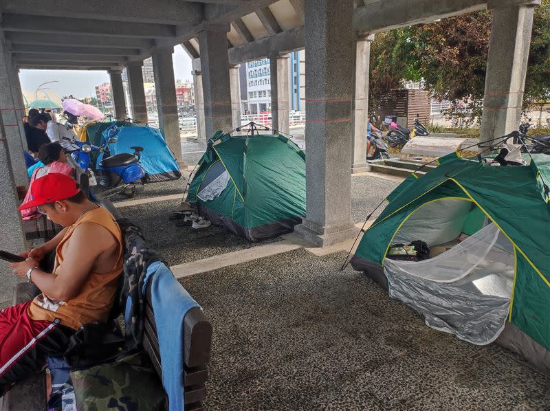 網友拍下小琉球知名景點旁的超狂「搭帳篷景象」。（圖／翻攝自小琉球聯盟）