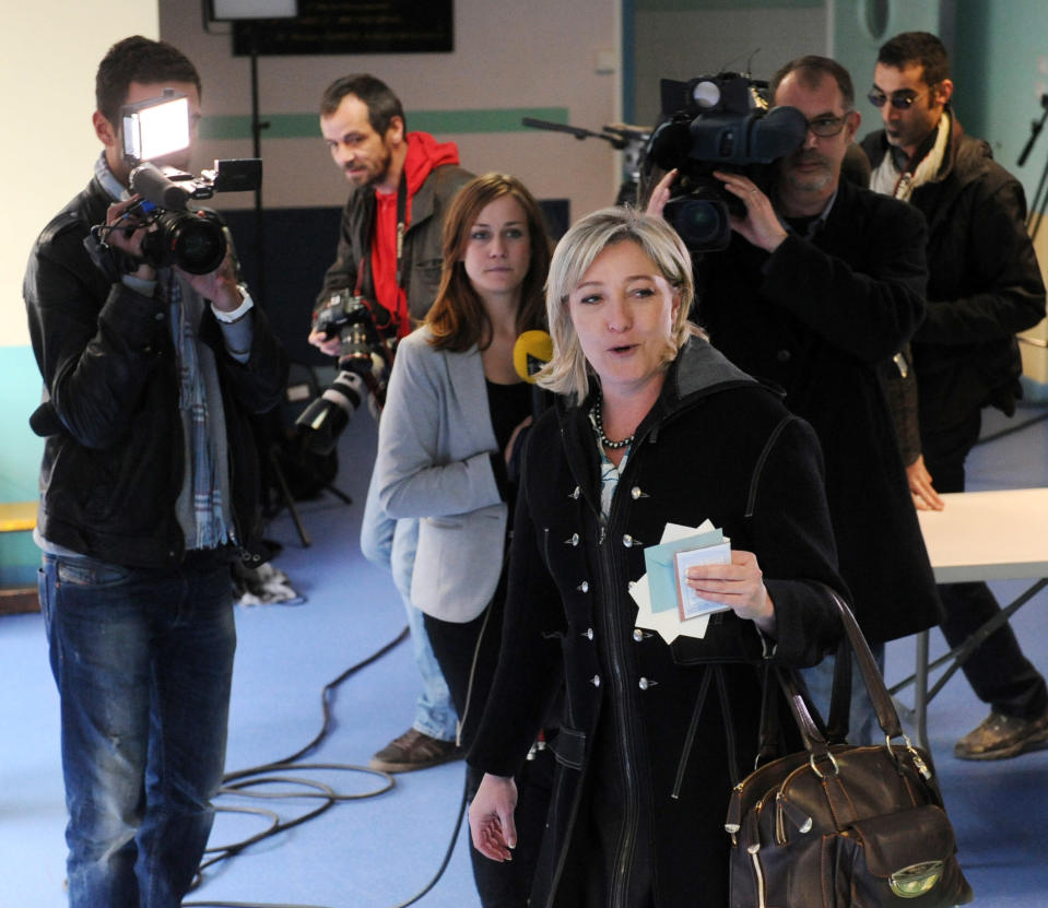 12h35. La candidate du Front national Marine Le Pen, depuis son fief d'Hénin-Beaumont dans le Nord, vient déposer son bulletin dans l'urne. AFP/François Lo Presti