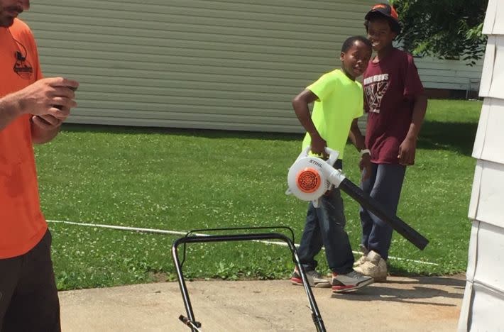 Reggie Fields, left, with his brother Creshawn Austin. (Photo: GoFundMe / Lucille Holt)