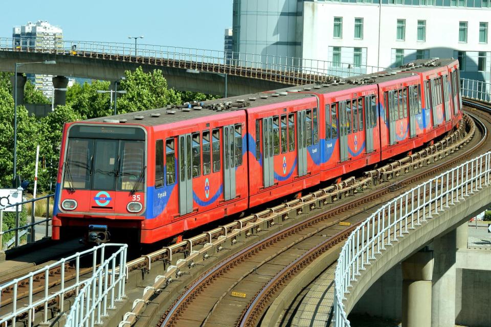 DLR status: TfL commuters face transport chaos as signal failure sparks closure of entire DLR network