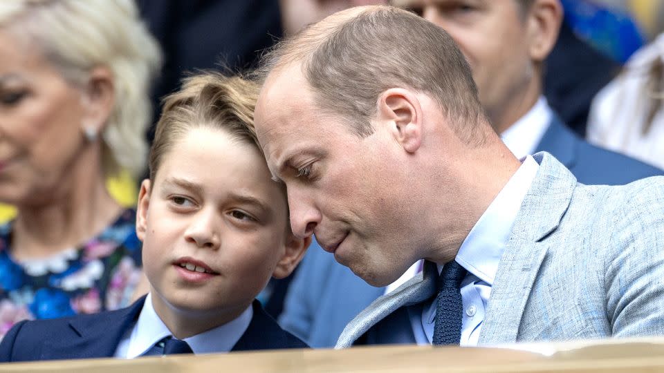 George y su padre, el príncipe William (derecha), pueden verse observando el tenso partido, que se decidió en el quinto set.  -Tim Clayton/Corbis/Getty Images
