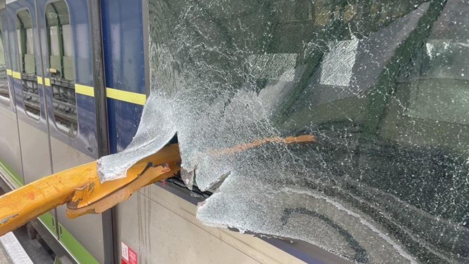 車廂門窗被刺破。（圖／民眾提供）