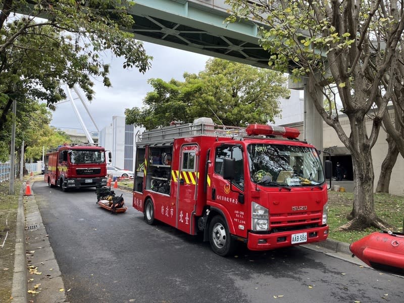 男跌落北市迪化污水廠沉澱池  緊急抽污泥搜救中 台北市迪化污水處理廠3日發生委託廠商員工跌落沉 澱池意外，台北市消防局獲報立即出動機具抽取污泥 進行搜救。 （翻攝照片） 中央社記者黃麗芸傳真  113年3月3日 