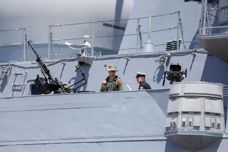 Unos militares, a bordo de la fragata Almirante Gorshkov, el 22 de febrero de 2023 en Richards Bay, Sudáfrica (Guillem Sartorio)