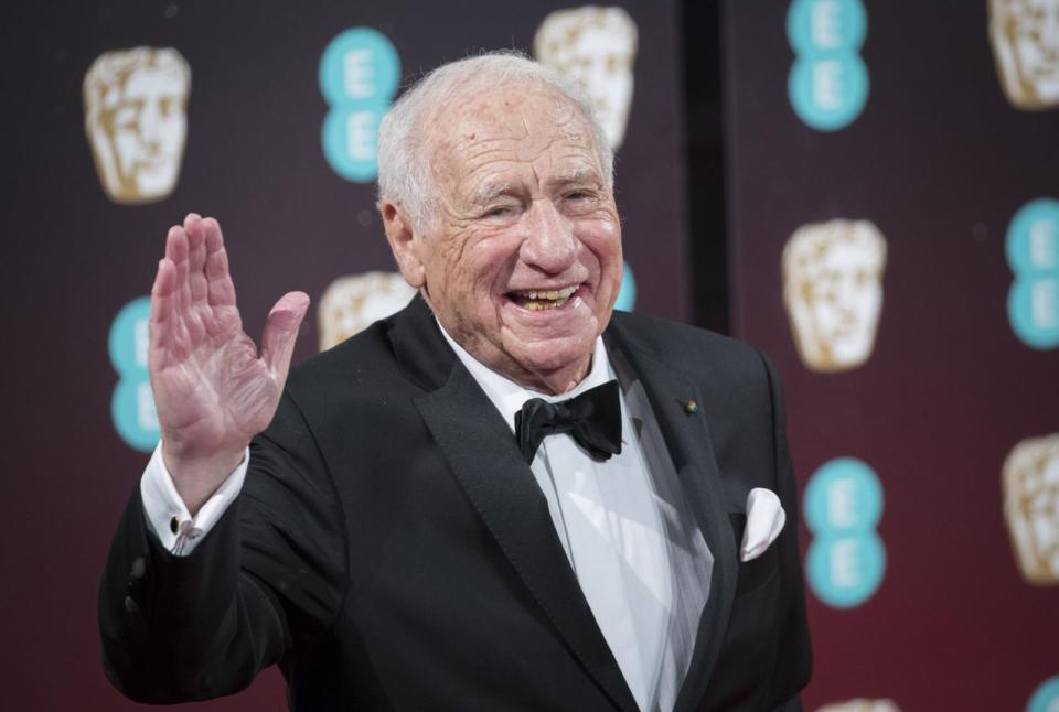 <p>Alberner Klaumauk und intelligente Satire: Mel Brooks beherrscht die gesamte Klaviatur des Humors. Der New Yorker drehte die "Star Wars"-Parodie "Spaceballs" (1987), aber auch "Frühling für Hitler" (1968), in dem sich der jüdische Filmemacher mit beißendem Humor mit dem Nationalsozialismus auseinandersetzte. (Bild: John Phillips / Getty Images)</p>