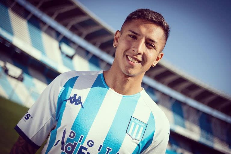 Agustín Almendra con la camiseta de Racing, su nuevo club; surgió de las inferiores de Boca y el club de la Ribera pensaba en disfrutarlo y venderlo en más de 20 millones de dólares, pero se fue libre, en conflicto con la dirigencia y los entrenadores